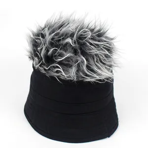 Détail du chapeau bob avec perruque grise longue pour déguisement et soirée festive