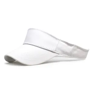 Dettaglio macro di un cappello parasole bianco regolabile con tesa curva per lo sport