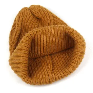 Gelbe Strickmütze aus grobem Strick mit Rippmuster für warme Ohren im Herbst und Winter
