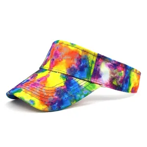 Detalle de patrones tie-dye coloridos y costuras reforzadas en la visera del sol
