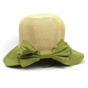 Chapeau de paille à large bord avec grand nœud vert et couronne beige pour soleil