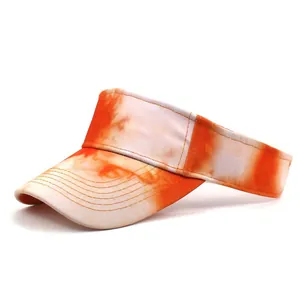 Detalle de visera solar tie-dye naranja y blanca con ala ancha y costuras reforzadas