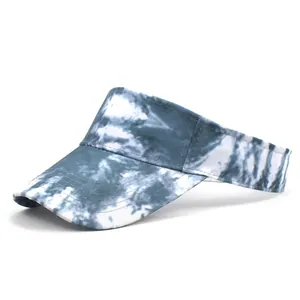 Detalle de visera tie-dye azul y blanco con costuras reforzadas en el borde curvado