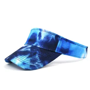 Vista detallada de visera tie-dye con costuras reforzadas y estructura de ala curva
