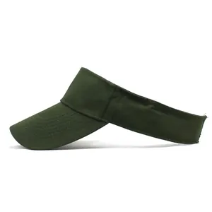 Dettaglio delle cuciture rinforzate sulla tesa curva di un cappello parasole verde scuro
