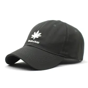 Vue détaillée d'une casquette en coton noir avec broderie de feuille d'érable blanche