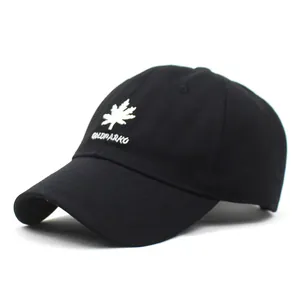 Détail de la broderie feuille d'érable blanche et texte Coldparkg sur la casquette noire