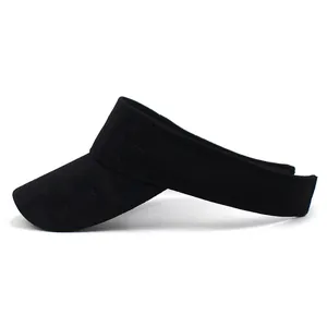 Visera deportiva negra con grabado de letras y tejido texturizado para actividades al aire