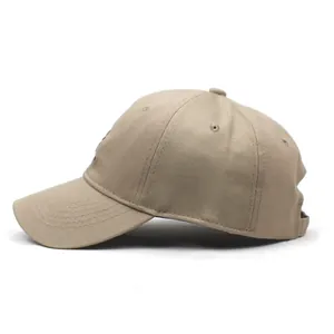 Vue latérale d'une casquette de baseball en coton kaki avec tissu sergé et sangle arrière