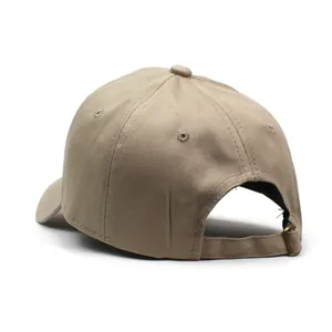 Détail de la casquette en coton kaki montrant la sangle réglable et la boucle métallique