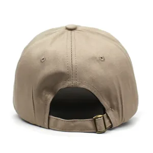 Vue arrière de la casquette de baseball en coton kaki avec boucle en bronze réglable