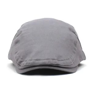 Vue détaillée d'une casquette plate grise en sergé de coton avec coutures apparentes