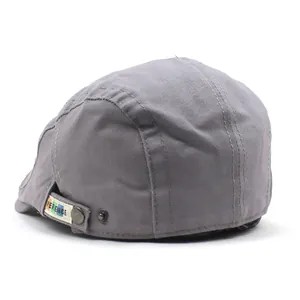 Détail de la boucle métallique réglable et coton gris sur la casquette plate casual