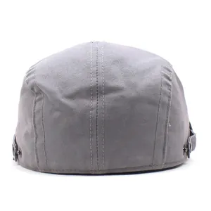 Vue arrière de la casquette plate grise en coton avec boucles réglables en métal