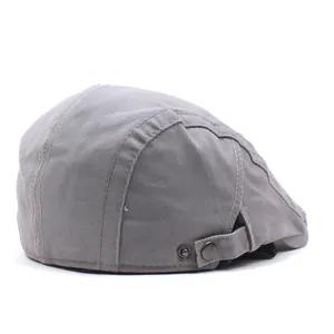 Détail de la boucle métallique réglable et texture en sergé de coton gris d'une casquette