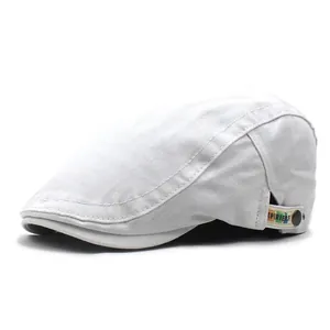 Détail du tissu en sergé de coton avec sangle réglable et étiquette tissée colorée