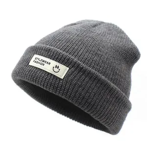 Einfarbig Acryl Strickmütze Beanie Mit Smiley Buchstaben Stoffetikett Für Damen Herren Herbst Winter Warm Lässig Umschlag Mütze