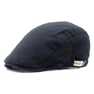 Gros plan sur le béret en coton noir avec étiquette brodée colorée Experience sur le côté