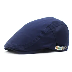 Détail du béret en coton bleu marine avec étiquette latérale brodée EXPERIENCE