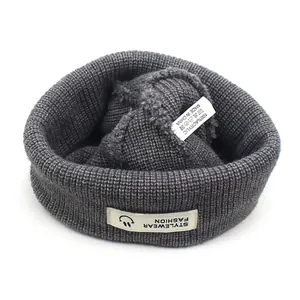 Dunkelgraue Strickmütze aus Acryl mit Rippenmuster und weißem Fashion-Aufnäher
