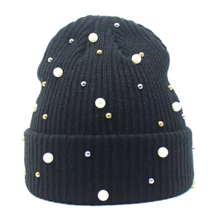 Detailsicht der schwarzen Strickmütze mit weißen Perlen und Gold-Silber-Metallperlen