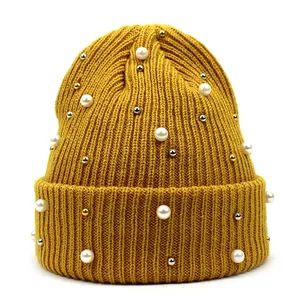 Detailansicht der senfgelben Strickmütze mit eleganten weißen Akzenten aus Kunstperlen