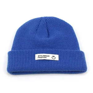Königsblaue Rippstrickmütze mit weißem gewebtem Aufnäher und modischem Schriftzug