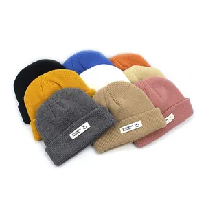 Unisex Acryl Strickmützen mit Umschlag und modischen Etiketten in vielen Farben