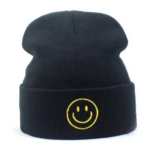 Berretto in Maglia di Acrilico Casual Con Faccina Sorridente Ricamata Caldo Cappello Invernale a Costine Con Risvolto Per Uomo Donna