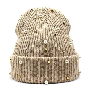 Detailaufnahme der beige Strickmütze mit Perlenbesatz und gerippter Textur