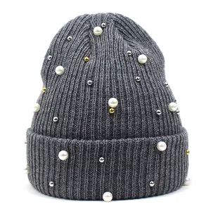 Dunkelgraue Strickmütze für Damen mit weißen Kunstperlen und metallischen Perlenverzierungen