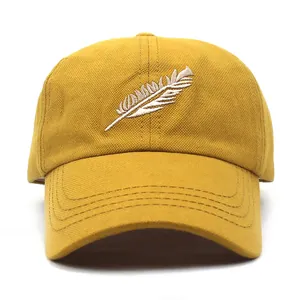 Gorra de béisbol amarilla mostaza ajustable con bordado de plumas detallado en el frente
