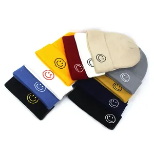 Berretti in maglia unisex con ricamo sorriso disponibili in vari colori vivaci