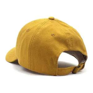 Primer plano de gorra de béisbol amarillo mostaza con hebilla ajustable y ojales de aire