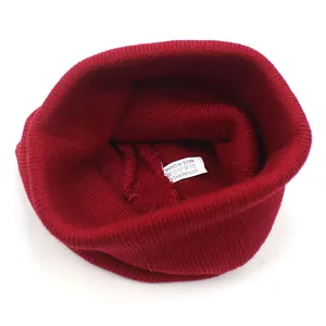 Berretto in maglia rosso scuro unisex con trama a righe ed etichetta in 100% acrilico