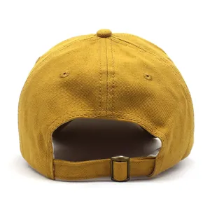 Vista trasera de la gorra de béisbol de algodón amarillo mostaza con hebilla ajustable