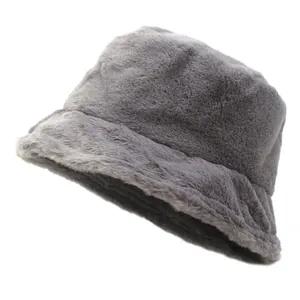 Détail d'un chapeau bob en fausse fourrure gris foncé avec texture pelucheuse chaude
