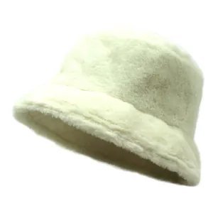 Gros plan sur la texture épaisse en fausse fourrure blanche et le tissu doux du bob d'hiver