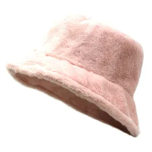 Gros plan du bob en fausse fourrure rose montrant la texture épaisse et la peluche douce