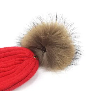 Bonnet en tricot rouge pour femme avec un gros pompon amovible en fausse fourrure