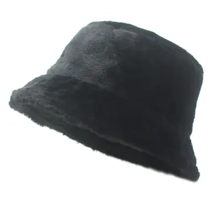 Chapeau bob femme en fausse fourrure noire chaude et douce pour un style d'hiver élégant