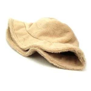 Chapeau bob chaud d'hiver pour femme en fausse fourrure camel avec un design plat classique