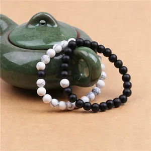 Braccialetti di coppia in turchese bianco e onice nero opaco su coperchio in ceramica