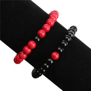 Bracciali della distanza in howlite e onice nera su espositore per gioielli nero