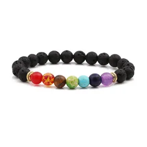 Detalle macro de la pulsera con cuentas de siete chakras y piedra de lava con separadores