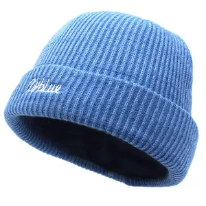 Gros plan détaillé du bonnet en maille bleue avec broderie blanche Iyblue sur le revers
