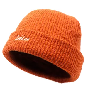 Bonnet classique en tricot côtelé orange avec broderie blanche pour rester au chaud