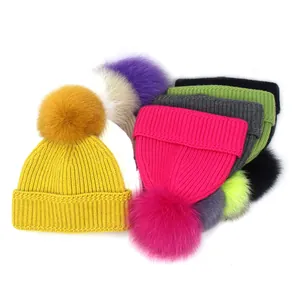Stijlvolle gebreide damesmutsen met pompon van echt vossenbont in diverse kleuren