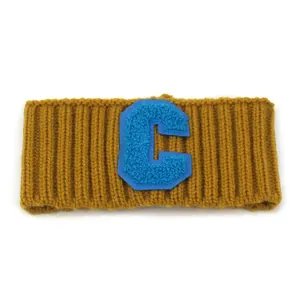 Gelbes Strick-Sportstirnband mit blauem Chenille-Buchstaben C und weicher Rippenstruktur