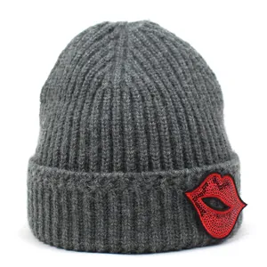 Damen Winter Strickmütze Rote Lippen Pailletten Stickerei Aufnäher Umschlag Warme Core-Garn Skull Cap Streetwear Accessoire